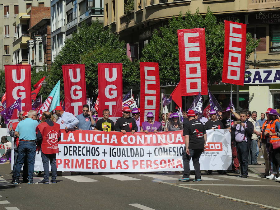 Sindicatos, partidos políticos y colectivos salen a la calle en León capital este 1 de Mayo para celebrar y reivindicar en el Día del Trabajador, con esperanza en la victoria socialista pero con recelos sobre posibles pactos con el liberalismo