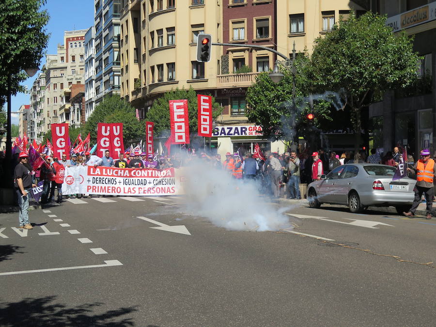 Sindicatos, partidos políticos y colectivos salen a la calle en León capital este 1 de Mayo para celebrar y reivindicar en el Día del Trabajador, con esperanza en la victoria socialista pero con recelos sobre posibles pactos con el liberalismo