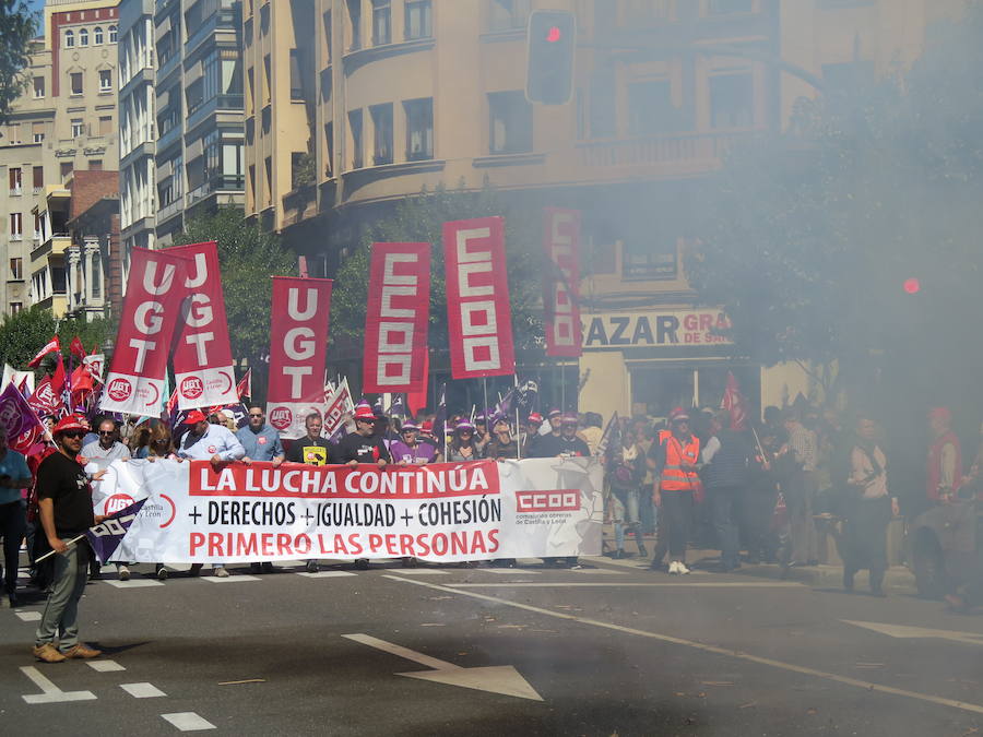 Sindicatos, partidos políticos y colectivos salen a la calle en León capital este 1 de Mayo para celebrar y reivindicar en el Día del Trabajador, con esperanza en la victoria socialista pero con recelos sobre posibles pactos con el liberalismo