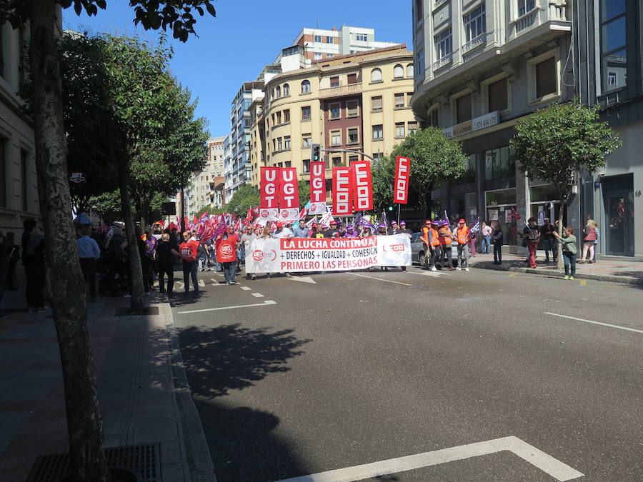 Sindicatos, partidos políticos y colectivos salen a la calle en León capital este 1 de Mayo para celebrar y reivindicar en el Día del Trabajador, con esperanza en la victoria socialista pero con recelos sobre posibles pactos con el liberalismo