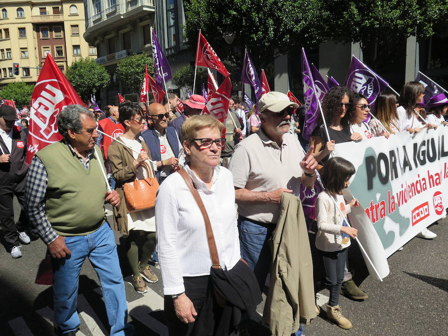 Sindicatos, partidos políticos y colectivos salen a la calle en León capital este 1 de Mayo para celebrar y reivindicar en el Día del Trabajador, con esperanza en la victoria socialista pero con recelos sobre posibles pactos con el liberalismo