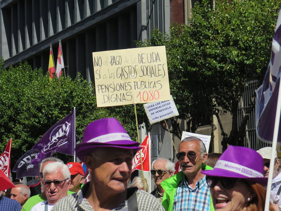 Sindicatos, partidos políticos y colectivos salen a la calle en León capital este 1 de Mayo para celebrar y reivindicar en el Día del Trabajador, con esperanza en la victoria socialista pero con recelos sobre posibles pactos con el liberalismo