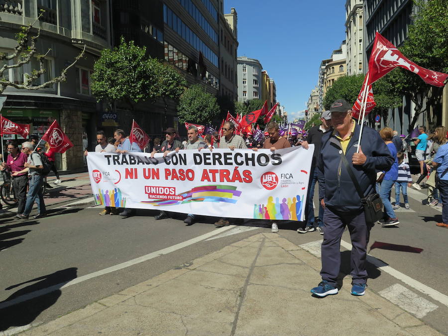 Sindicatos, partidos políticos y colectivos salen a la calle en León capital este 1 de Mayo para celebrar y reivindicar en el Día del Trabajador, con esperanza en la victoria socialista pero con recelos sobre posibles pactos con el liberalismo