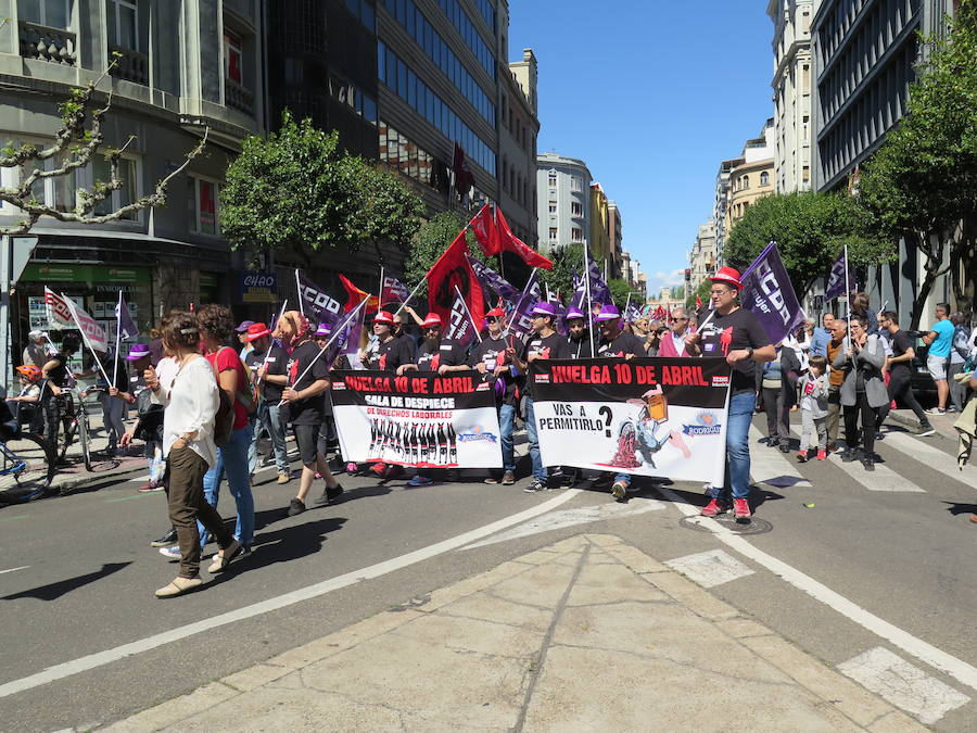 Sindicatos, partidos políticos y colectivos salen a la calle en León capital este 1 de Mayo para celebrar y reivindicar en el Día del Trabajador, con esperanza en la victoria socialista pero con recelos sobre posibles pactos con el liberalismo