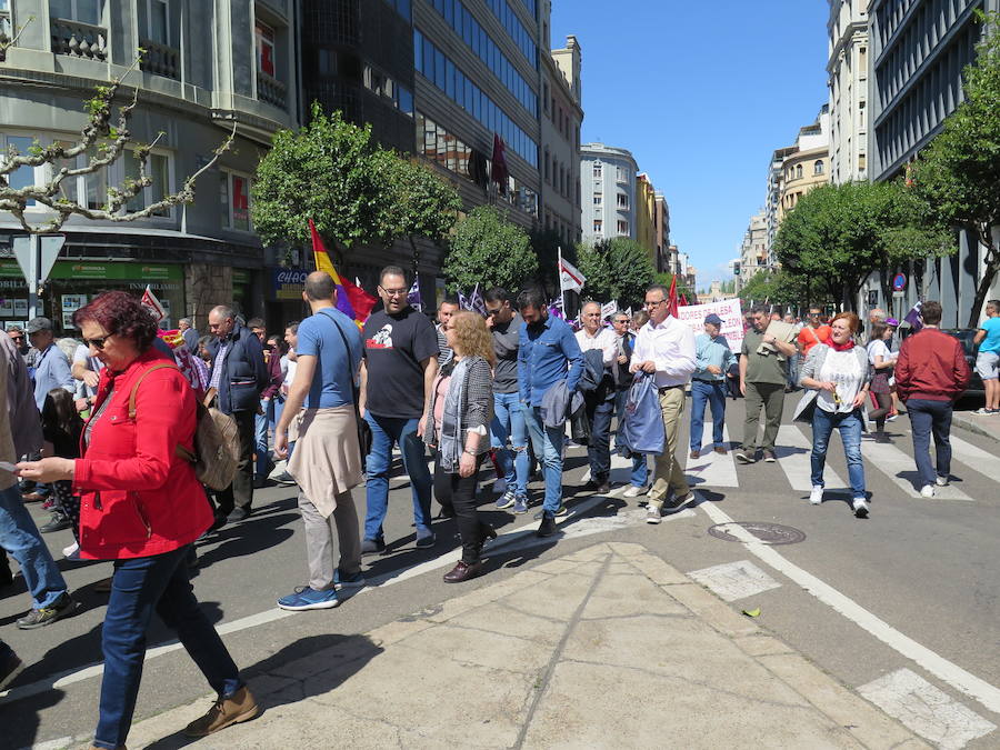 Sindicatos, partidos políticos y colectivos salen a la calle en León capital este 1 de Mayo para celebrar y reivindicar en el Día del Trabajador, con esperanza en la victoria socialista pero con recelos sobre posibles pactos con el liberalismo