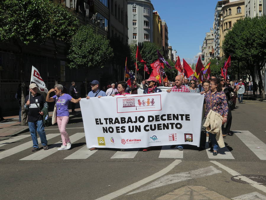 Sindicatos, partidos políticos y colectivos salen a la calle en León capital este 1 de Mayo para celebrar y reivindicar en el Día del Trabajador, con esperanza en la victoria socialista pero con recelos sobre posibles pactos con el liberalismo