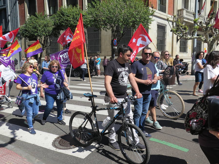 Sindicatos, partidos políticos y colectivos salen a la calle en León capital este 1 de Mayo para celebrar y reivindicar en el Día del Trabajador, con esperanza en la victoria socialista pero con recelos sobre posibles pactos con el liberalismo