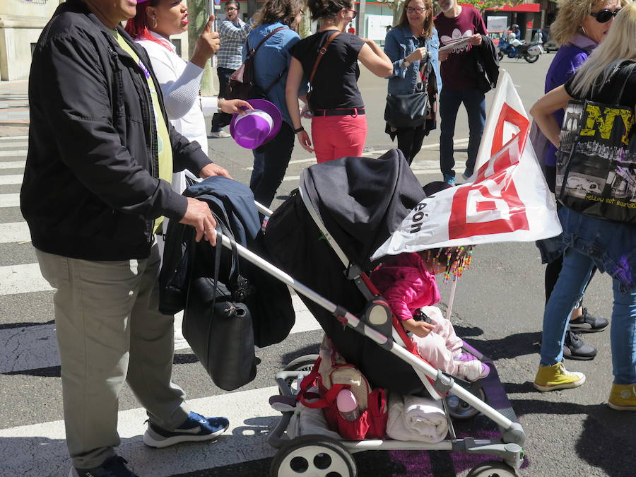 Sindicatos, partidos políticos y colectivos salen a la calle en León capital este 1 de Mayo para celebrar y reivindicar en el Día del Trabajador, con esperanza en la victoria socialista pero con recelos sobre posibles pactos con el liberalismo