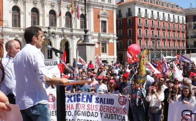 Vicente Andrés se dirige a los asistentes, acompañado por Faustino Temprano.