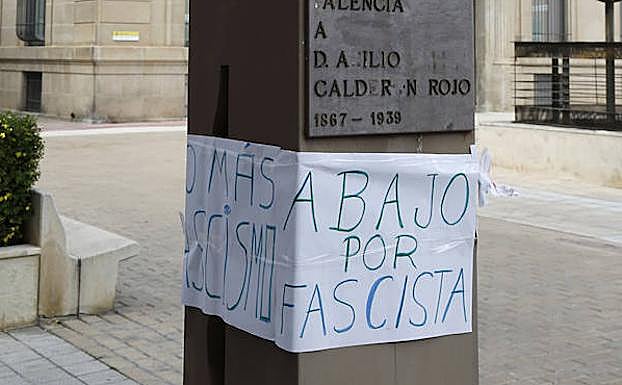 Carteles colocados en la peana del busto tras la manifestación del Primero de Mayo.