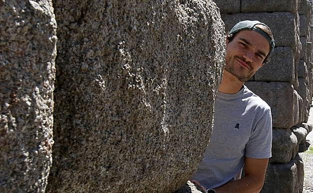Álvaro Llorente posa junto al Acueducto, en Segovia. 