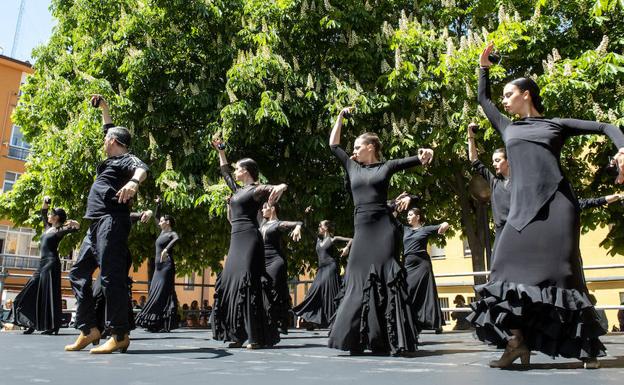 Muestra de danza española estilizada en la plaza de San José.