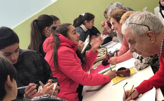 Alumnos de Pajarillos preguntan a vecinos del barrio por sus zonas más felices para elaborar el mapa de la felicidad. 