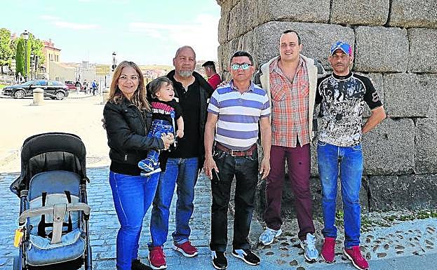 Jaime Castillo, en el centro, con otros compatriotas junto al Acueducto.