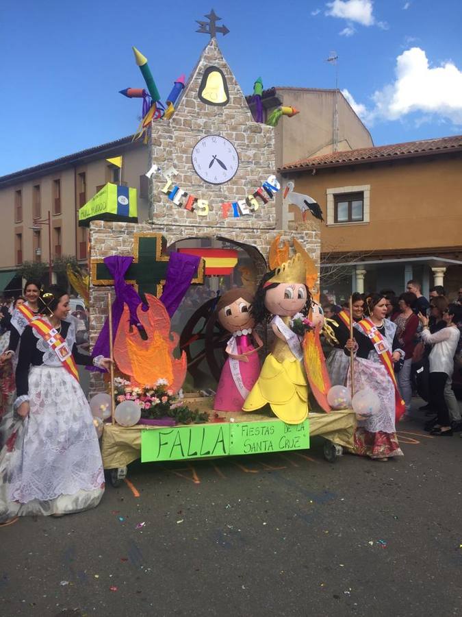 Tras el pregón se celebró el desfile de peñas