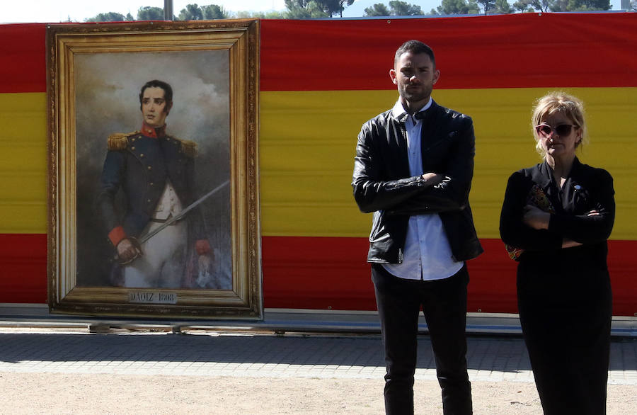Las vallas de las obras, con los colores de la bandera de España y el retrato a Daoiz.