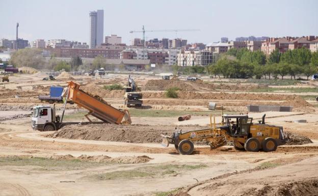 Trabajos de urbanización de los viales del 'Sector 5 Carretera de Burgos', que prolonga Puente Jardín hacia la ronda y que acogerá 729 viviendas.