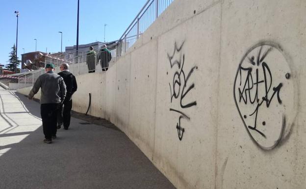 PIntadas en uno de los muros del túnel de Rafael Cano. 