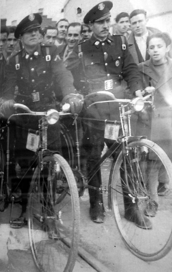 Fotografía de los dos primeros motoristas de la policía municipal de Valladolid.