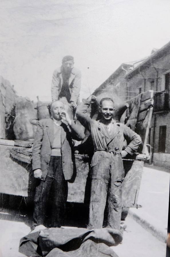 Amador Vicente, en una foto antigua con la recogida de vino de las bodegas Sanzoles en una furgoneta en Valladolid.