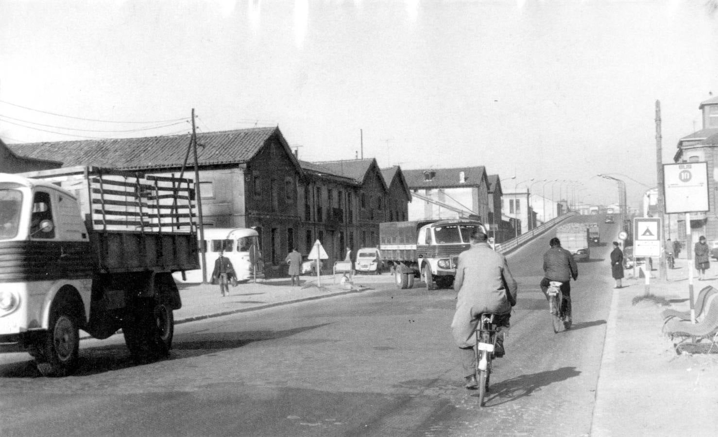 Ciclistas por el Arco de Ladrillo a mediados de los años 60.