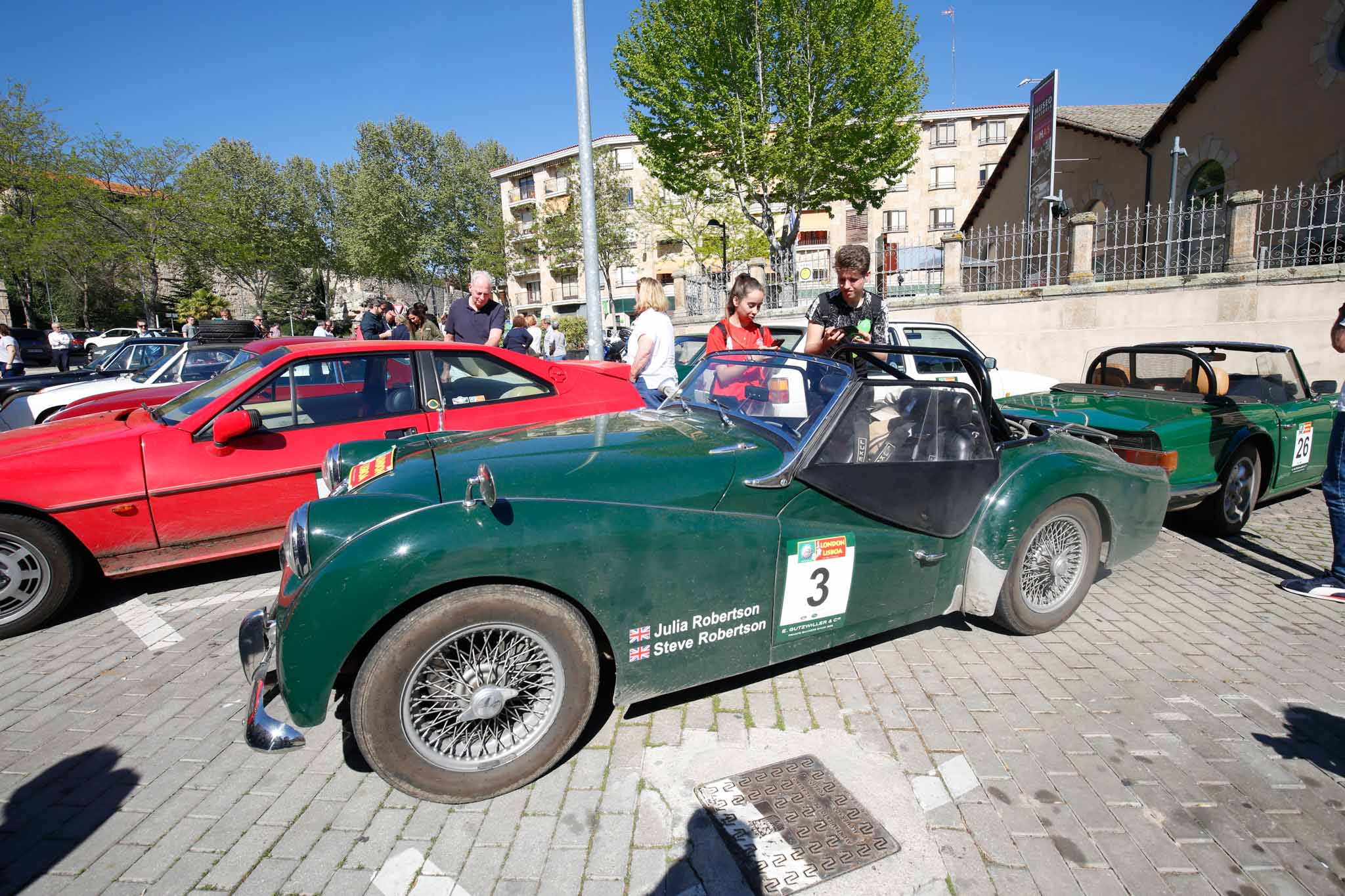 Cerca de 48 vehículos de marcas prestigiosas, como Aston Martín, Austin Healey, Bentley, Delahaye, Lotus, Porsche, Shelby Mustang, etc., procedentes de Reino Unido, se concentraron en la puerta del Museo con motivo de la visita de sus propietarios a este centro