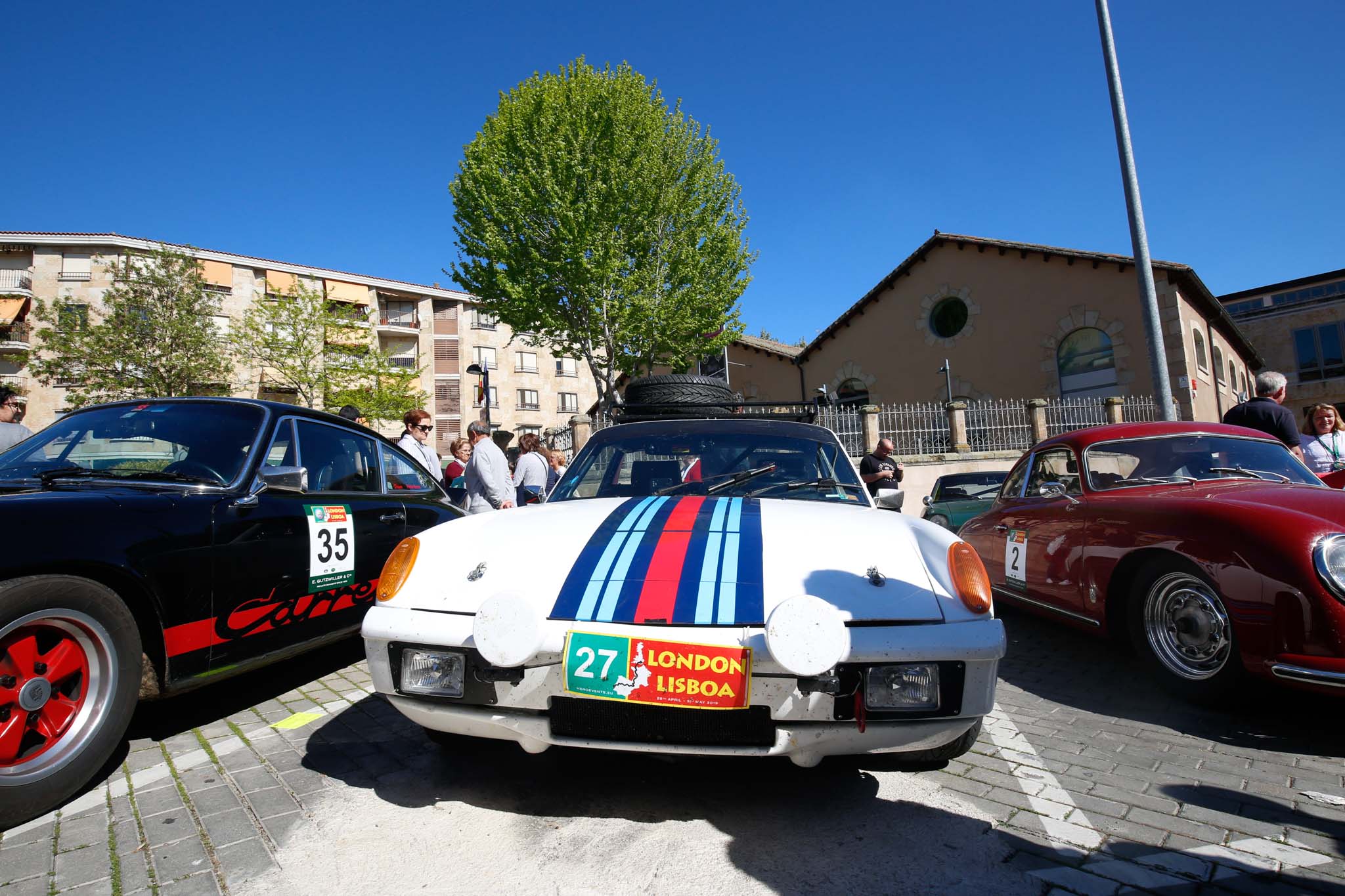 Cerca de 48 vehículos de marcas prestigiosas, como Aston Martín, Austin Healey, Bentley, Delahaye, Lotus, Porsche, Shelby Mustang, etc., procedentes de Reino Unido, se concentraron en la puerta del Museo con motivo de la visita de sus propietarios a este centro