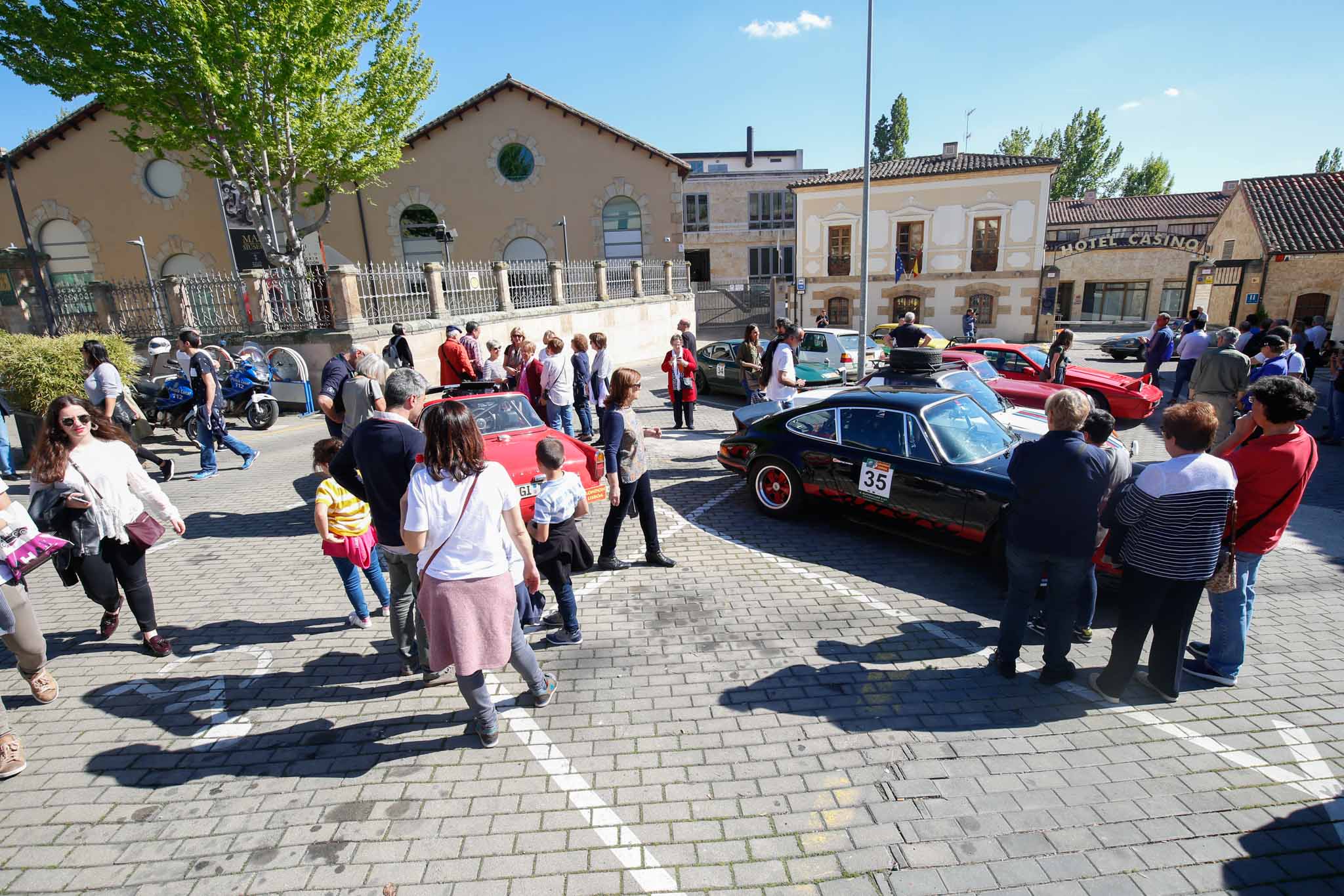 Cerca de 48 vehículos de marcas prestigiosas, como Aston Martín, Austin Healey, Bentley, Delahaye, Lotus, Porsche, Shelby Mustang, etc., procedentes de Reino Unido, se concentraron en la puerta del Museo con motivo de la visita de sus propietarios a este centro