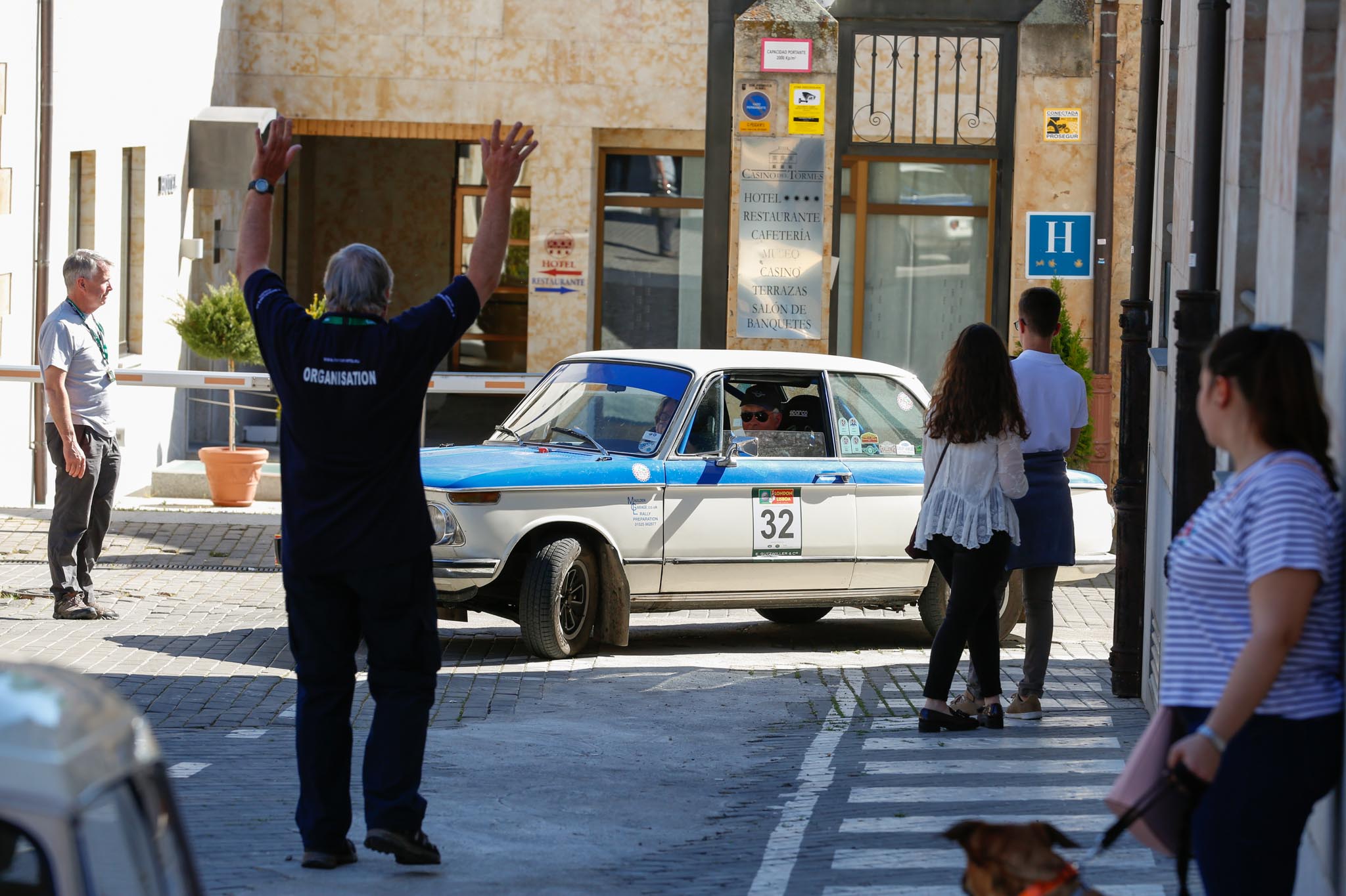 Cerca de 48 vehículos de marcas prestigiosas, como Aston Martín, Austin Healey, Bentley, Delahaye, Lotus, Porsche, Shelby Mustang, etc., procedentes de Reino Unido, se concentraron en la puerta del Museo con motivo de la visita de sus propietarios a este centro