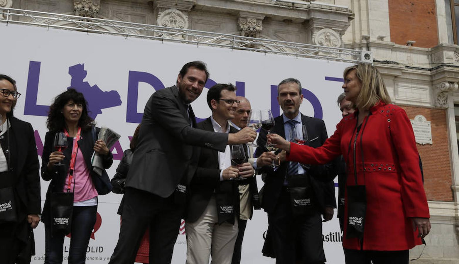 La Plaza Mayor de Valladolid se llena desde este viernes y hasta el domingo con casetas en las que se pueden degustar los mejores vinos y alimentos de Valladolid
