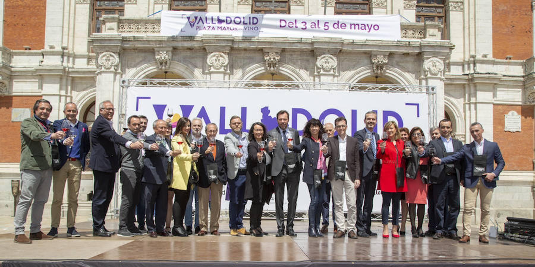 La Plaza Mayor de Valladolid se llena desde este viernes y hasta el domingo con casetas en las que se pueden degustar los mejores vinos y alimentos de Valladolid