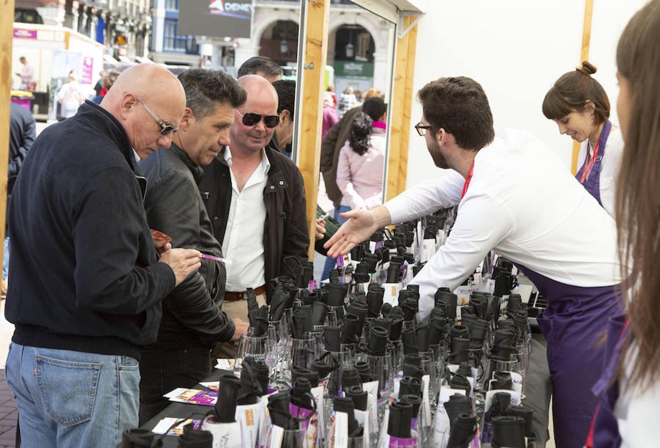La Plaza Mayor de Valladolid se llena desde este viernes y hasta el domingo con casetas en las que se pueden degustar los mejores vinos y alimentos de Valladolid