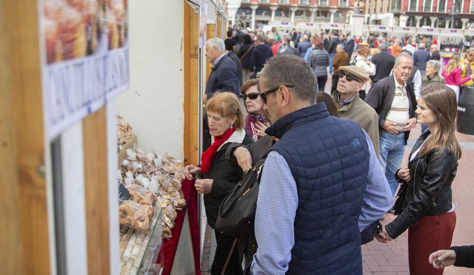 La Plaza Mayor de Valladolid se llena desde este viernes y hasta el domingo con casetas en las que se pueden degustar los mejores vinos y alimentos de Valladolid