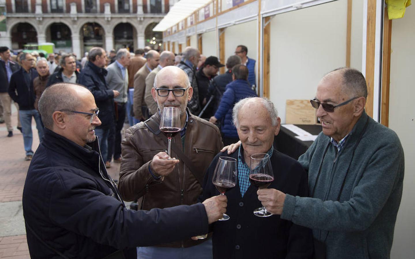 La Plaza Mayor de Valladolid se llena desde este viernes y hasta el domingo con casetas en las que se pueden degustar los mejores vinos y alimentos de Valladolid