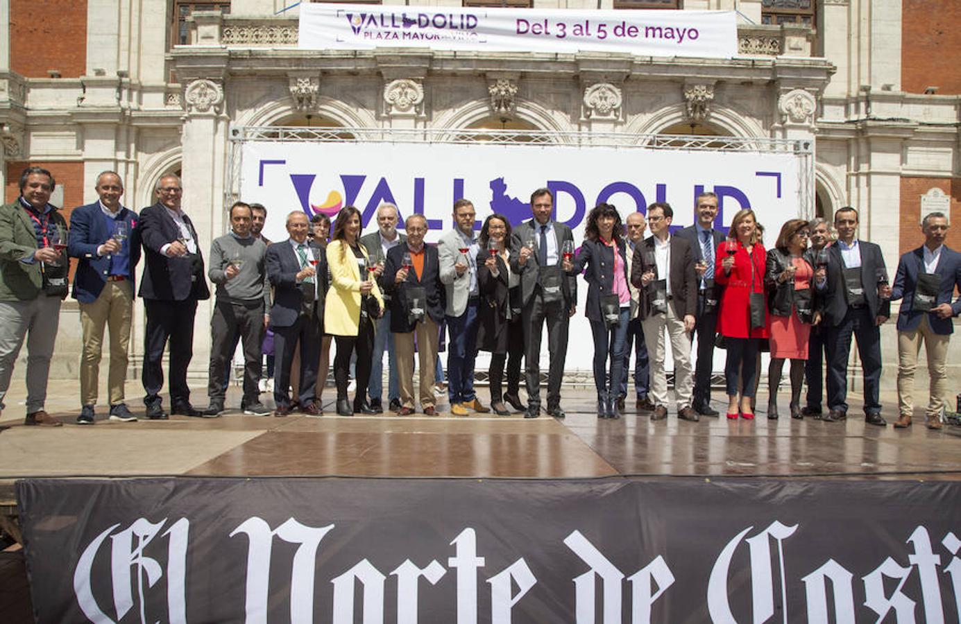 La Plaza Mayor de Valladolid se llena desde este viernes y hasta el domingo con casetas en las que se pueden degustar los mejores vinos y alimentos de Valladolid