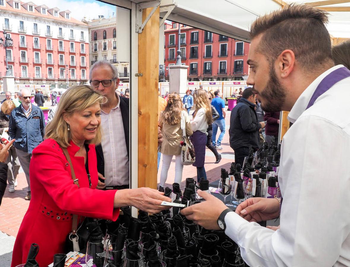 La Plaza Mayor de Valladolid se llena desde este viernes y hasta el domingo con casetas en las que se pueden degustar los mejores vinos y alimentos de Valladolid