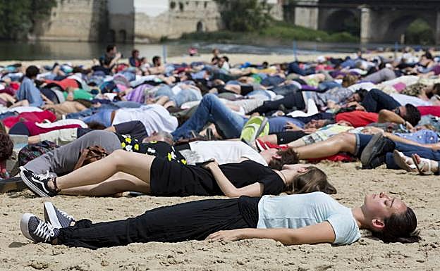 Performance del Colectivo Indignado sobre los refugiados, en el festival de Teatro de Calle de 2017 