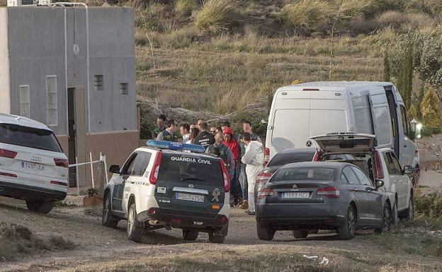 Ana Julia Quezada (de rojo) es trasladada a la localidad de Rodalquilar (Almería), para una reconstrucción de los hechos.
