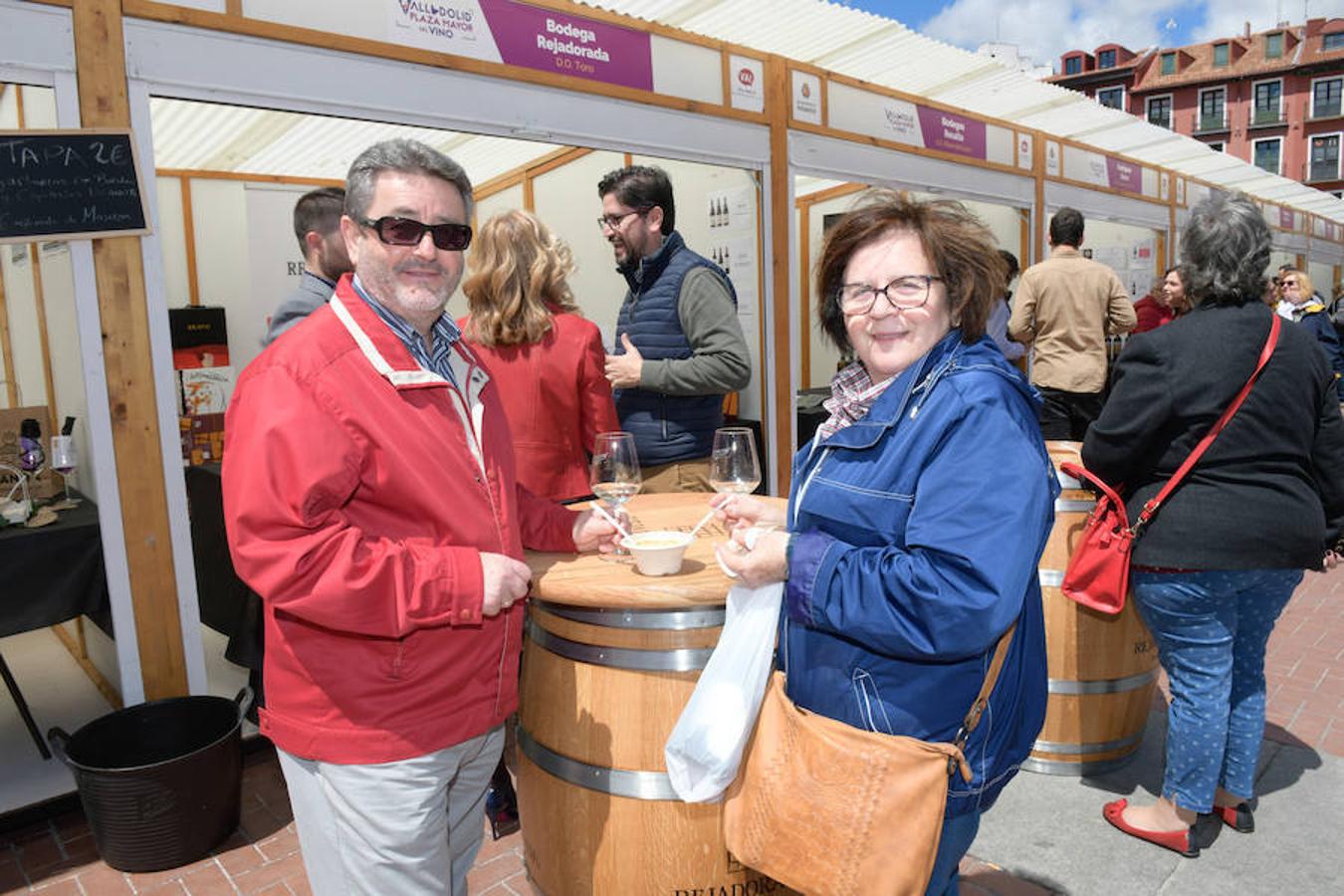La Plaza Mayor de Valladolid se llena desde este viernes y hasta el domingo con casetas en las que se pueden degustar los mejores vinos y alimentos de Valladolid