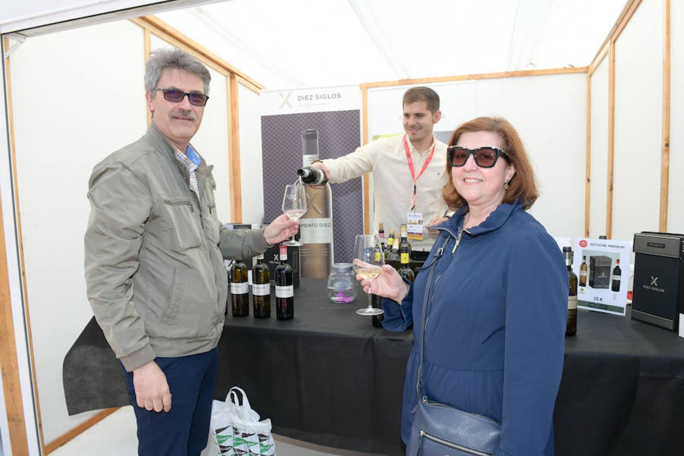 La Plaza Mayor de Valladolid se llena desde este viernes y hasta el domingo con casetas en las que se pueden degustar los mejores vinos y alimentos de Valladolid