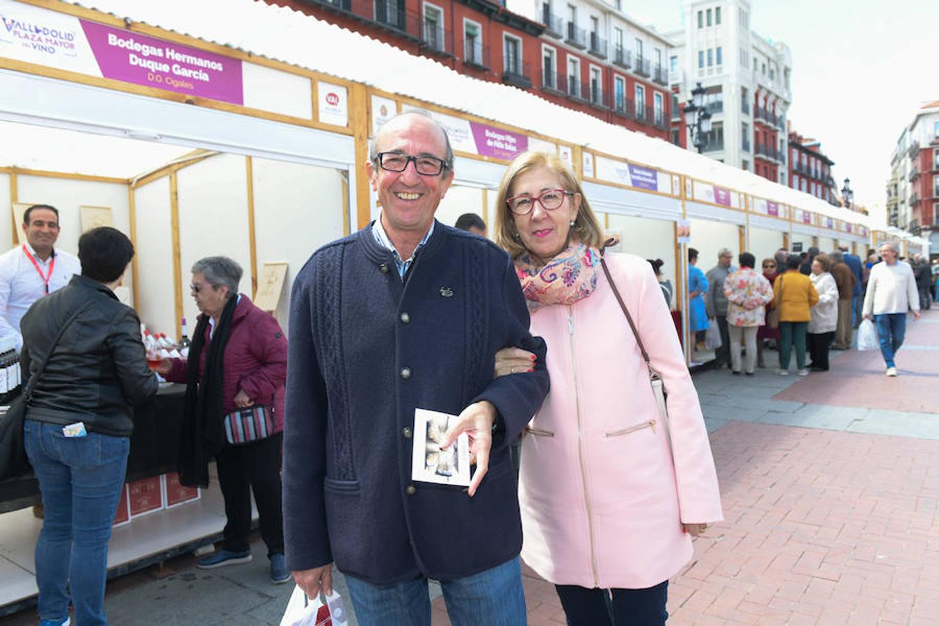 La Plaza Mayor de Valladolid se llena desde este viernes y hasta el domingo con casetas en las que se pueden degustar los mejores vinos y alimentos de Valladolid