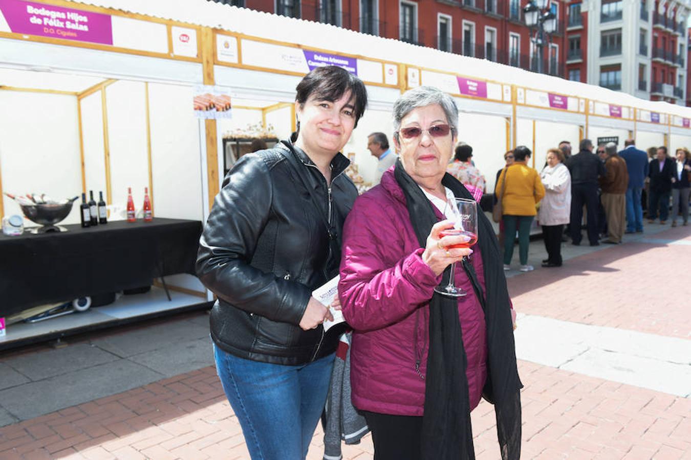 La Plaza Mayor de Valladolid se llena desde este viernes y hasta el domingo con casetas en las que se pueden degustar los mejores vinos y alimentos de Valladolid