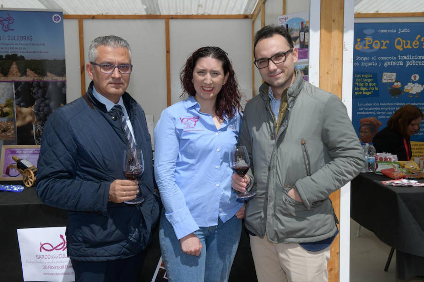 La Plaza Mayor de Valladolid se llena desde este viernes y hasta el domingo con casetas en las que se pueden degustar los mejores vinos y alimentos de Valladolid