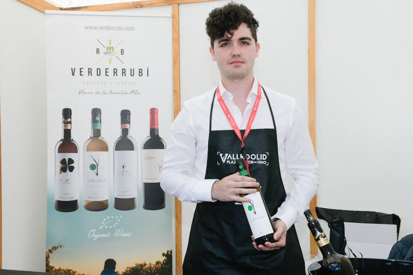 La Plaza Mayor de Valladolid se llena desde este viernes y hasta el domingo con casetas en las que se pueden degustar los mejores vinos y alimentos de Valladolid