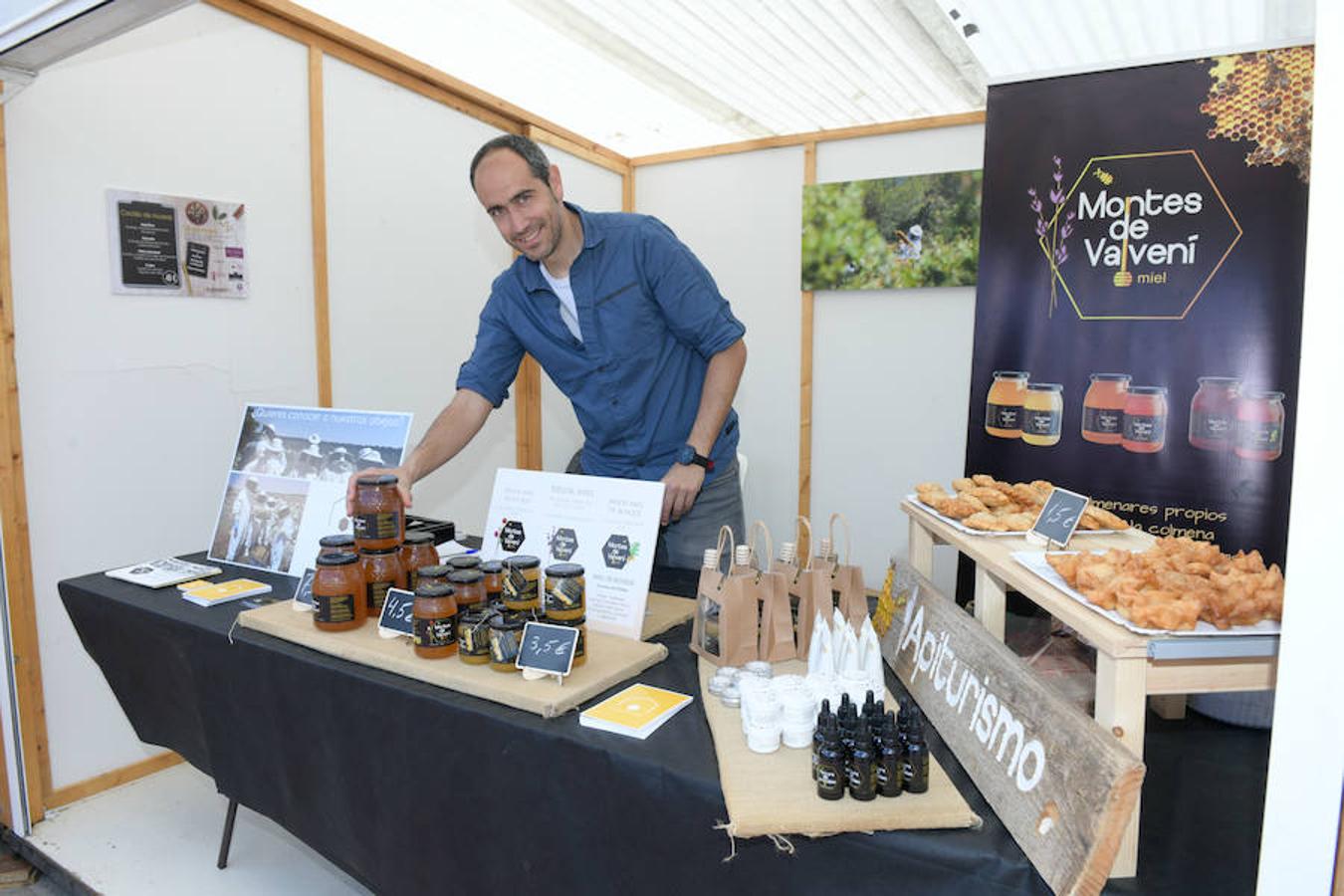 La Plaza Mayor de Valladolid se llena desde este viernes y hasta el domingo con casetas en las que se pueden degustar los mejores vinos y alimentos de Valladolid