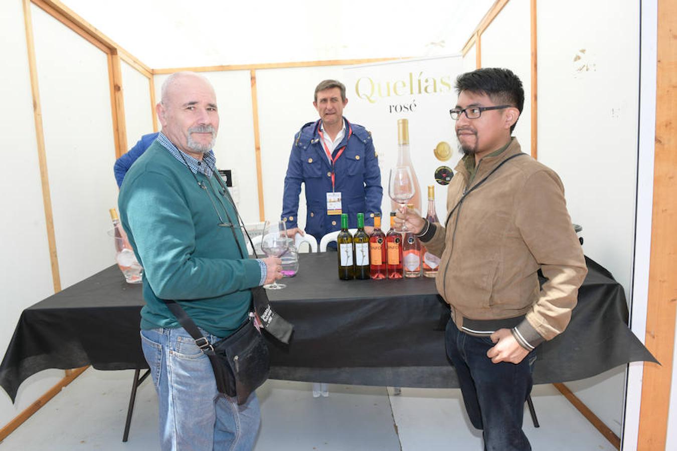 La Plaza Mayor de Valladolid se llena desde este viernes y hasta el domingo con casetas en las que se pueden degustar los mejores vinos y alimentos de Valladolid
