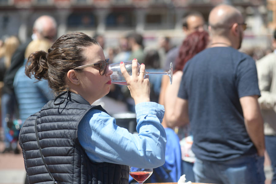 Una mujer degusta uno de los vinos que ofrecen las bodegas en la Plaza Mayor