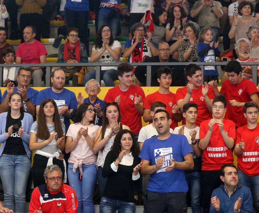 Fotos: Torrelavega infringe la primera derrota en casa del Balonmano Nava