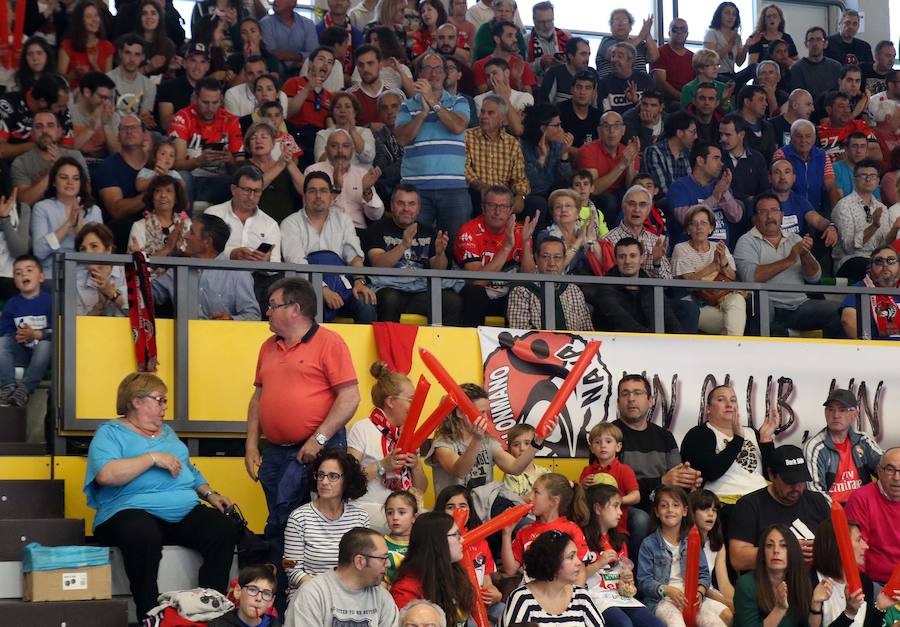 Fotos: Torrelavega infringe la primera derrota en casa del Balonmano Nava
