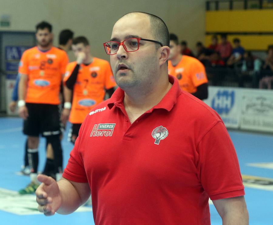 Fotos: Torrelavega infringe la primera derrota en casa del Balonmano Nava